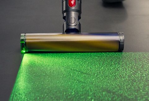 Lame de lumière verte émise par la tête du nettoyeur Fluffy Optic.