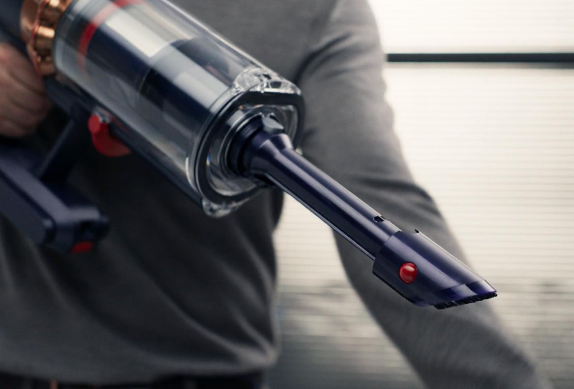 صورةٌ مُقرَّبة لأداة تنظيف الغبار والأركان المُدمجة.