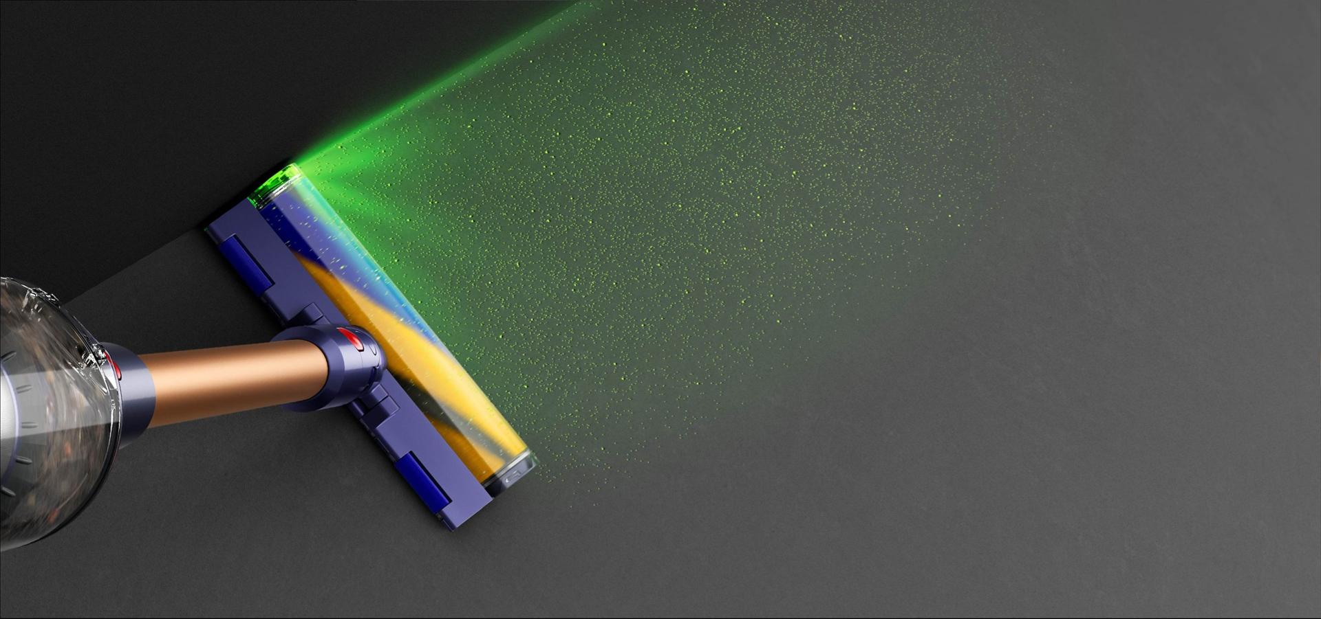 مشهدٌ علوي للمكنسة على أرضية صلبة بينما يَكشف شعاع الضوء الأتربة المخفية.