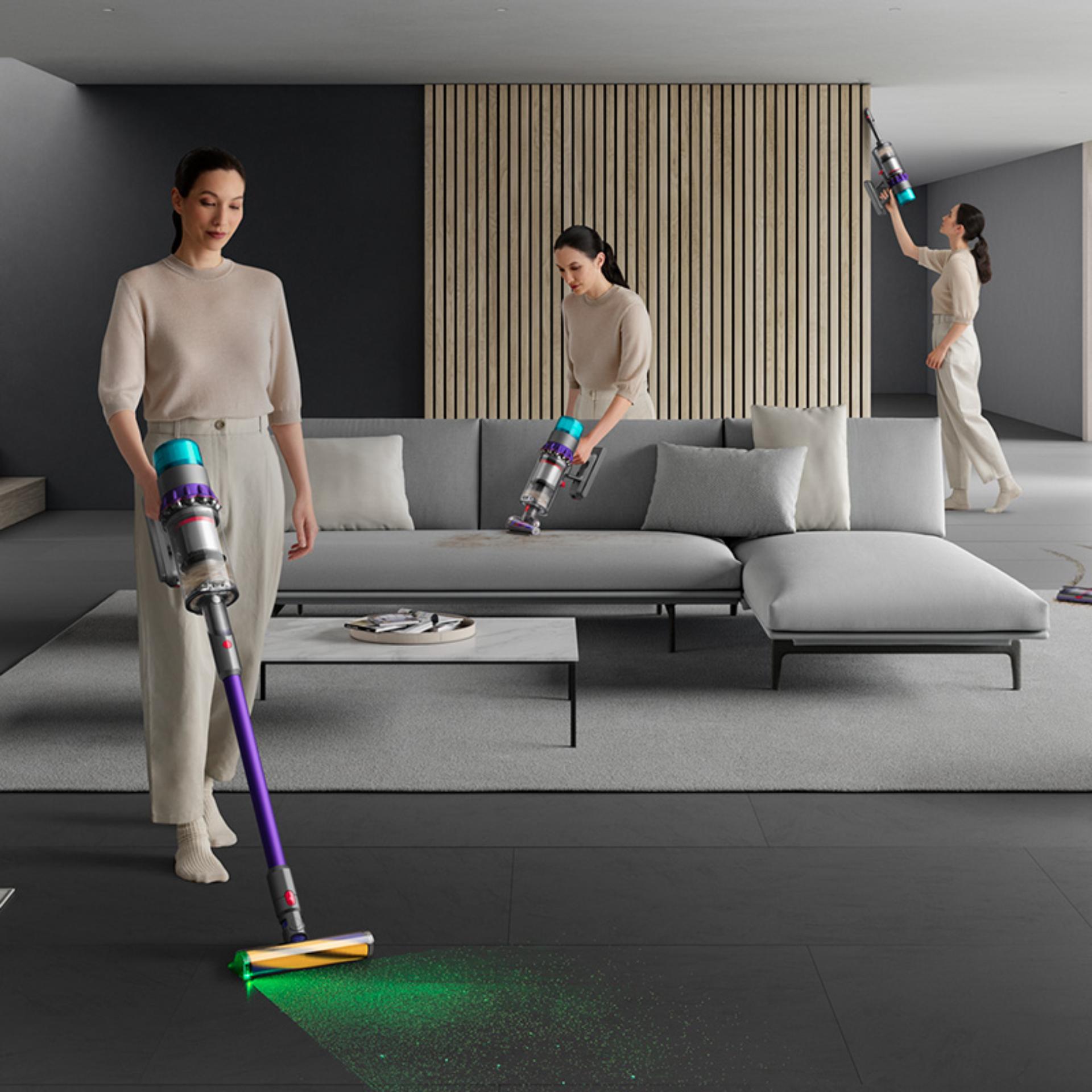 Беспроводная технология Dyson Женщина использует Dyson Gen5detect в качестве ручного и вертикального пылесоса для уборки дома.