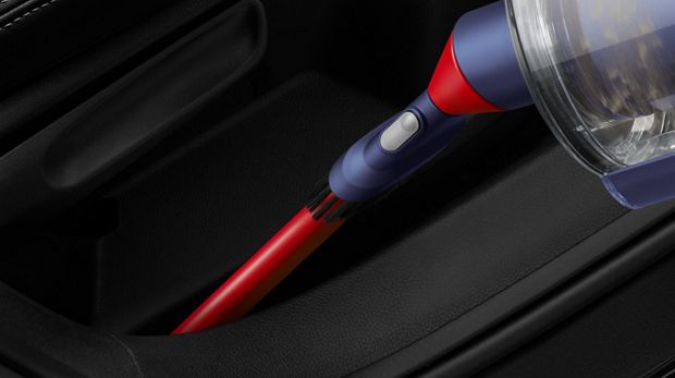 Herramienta para espacios difíciles limpiando el espacio entre un piso y una pared.