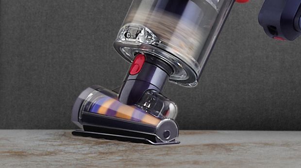 El Mini motorizado antienredos limpiando un colchón.