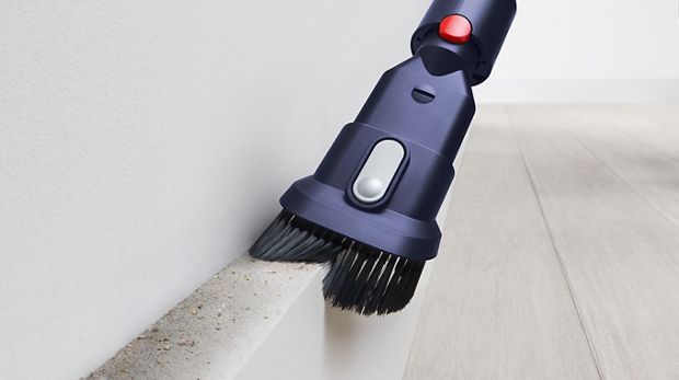 Cepillo combinado multiusos limpiando una moldura.