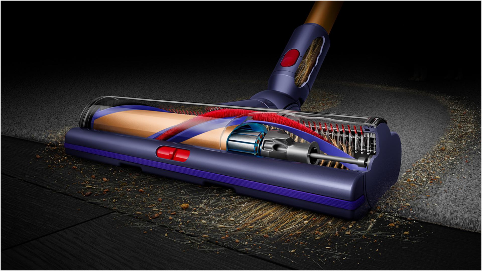 El cabezal de limpieza Motorbar quita cabellos de una alfombra.