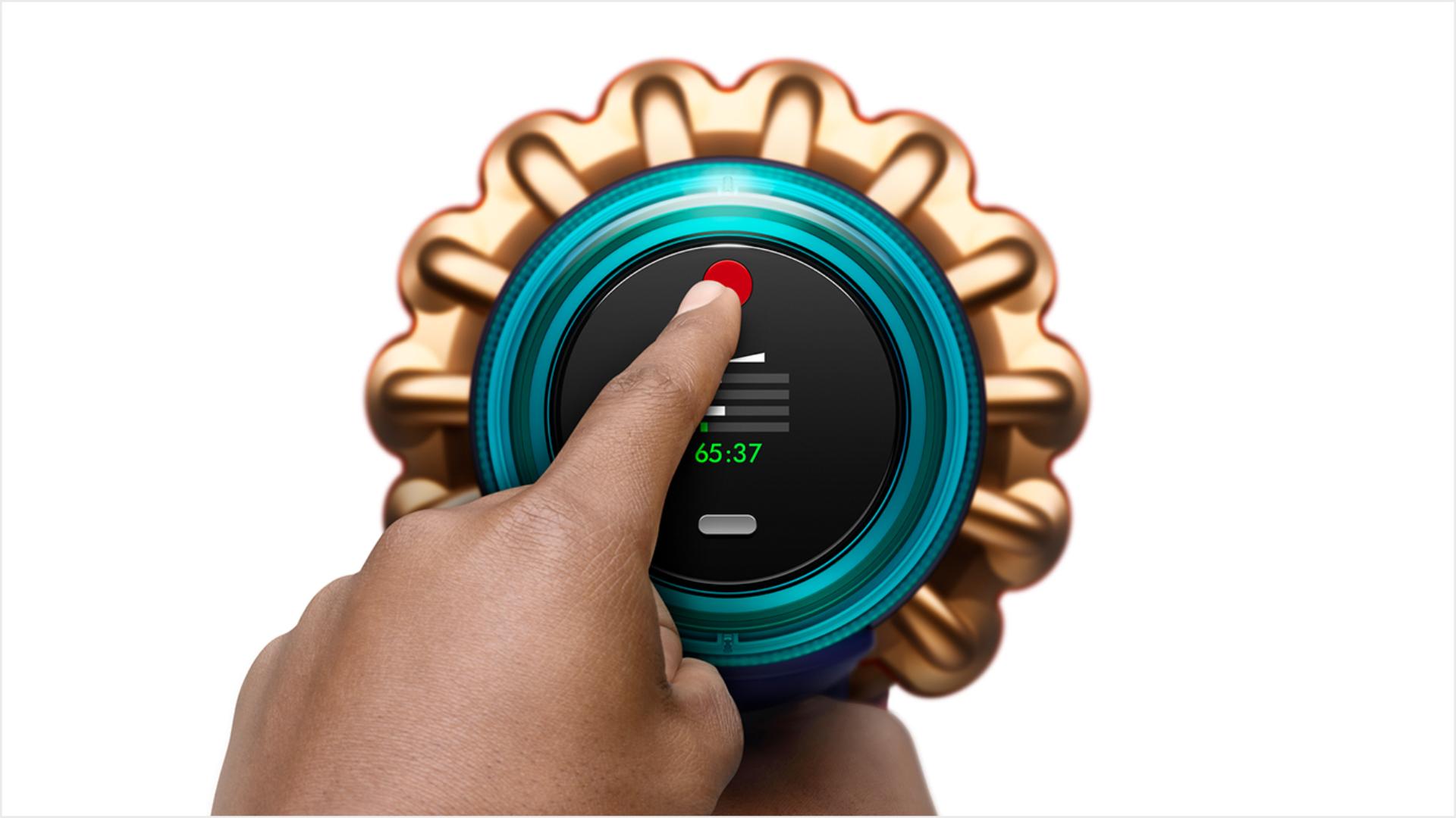 Un dedo presiona el control de encendido con un solo botón.