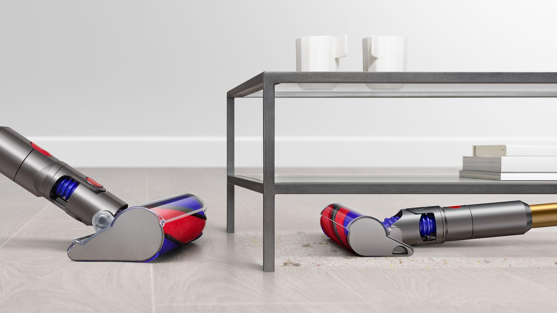 Cap de curățare Micro Fluffy făcând curățenie sub mobilă