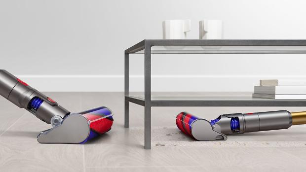 Cap de curățare Micro Fluffy făcând curățenie sub mobilă