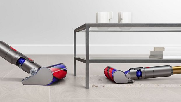 Cap de curățare Micro Fluffy făcând curățenie sub mobilă