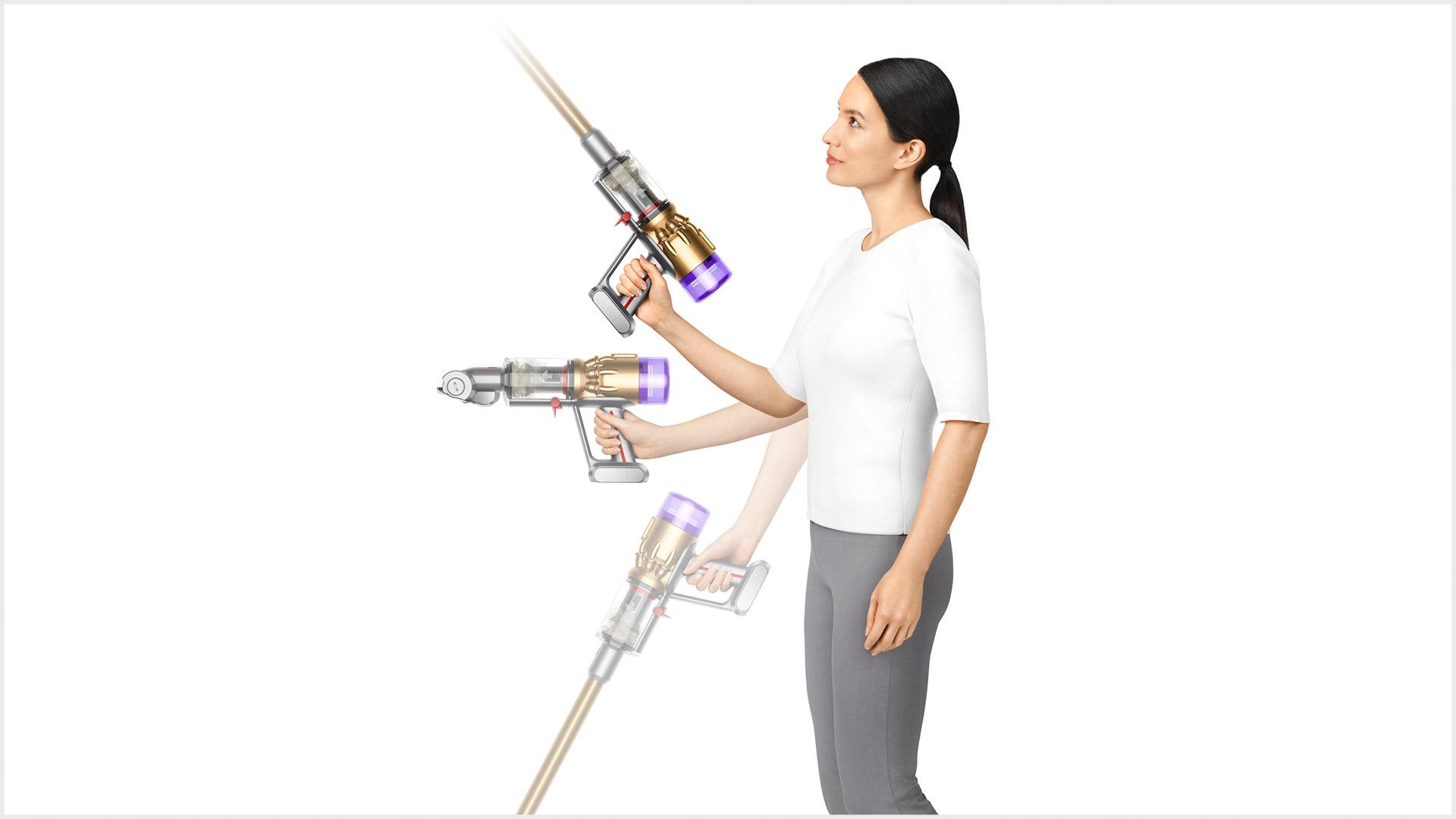 Femeie folosind aspiratorul Dyson Micro 1,5 kg în sus și în jos