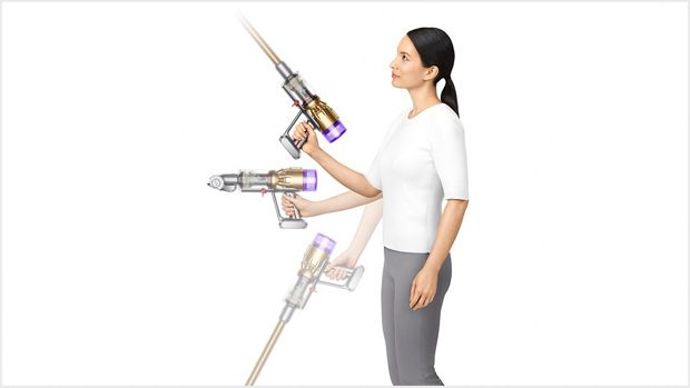 Femeie folosind aspiratorul Dyson Micro 1,5 kg în sus și în jos