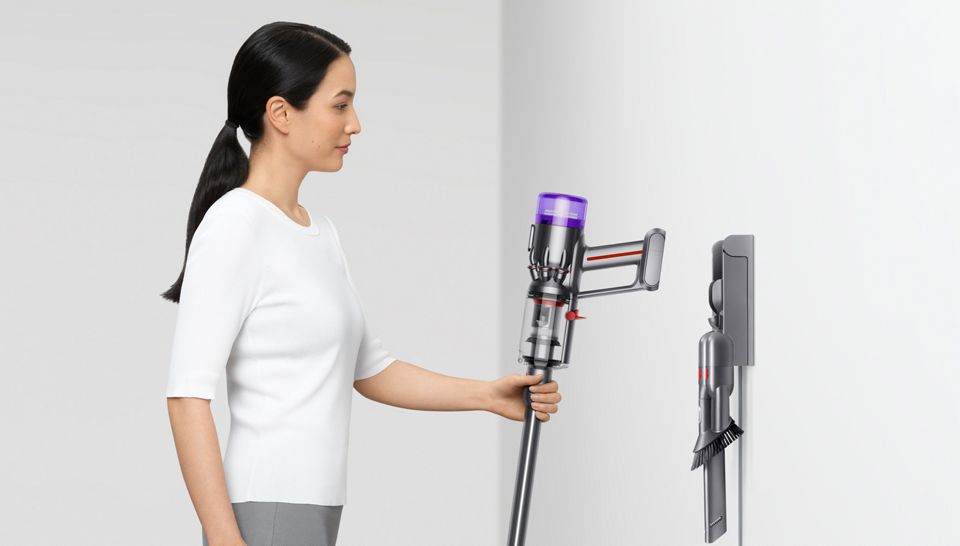 Dyson Micro 1.5kg 吸塵機被放置於掛牆充電座