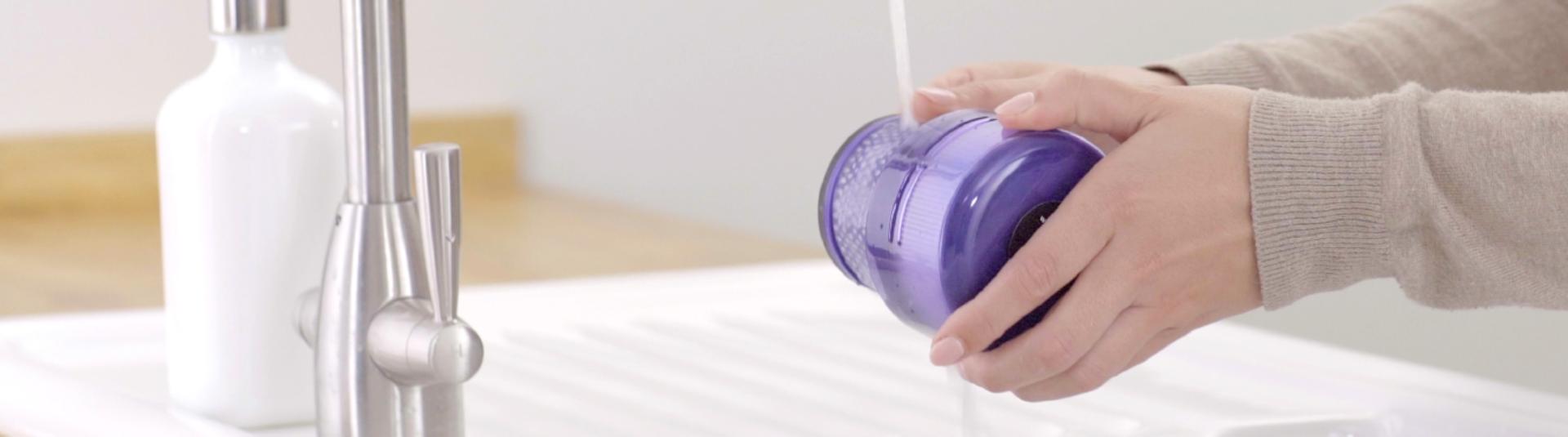 影片顯示無線吸塵機的保養技巧