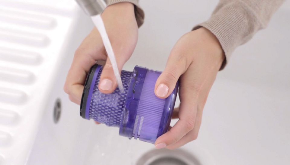 顯示如何清潔濾網的影片