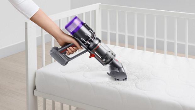 Instrumentul mini perie motorizată de la Dyson curăță o saltea