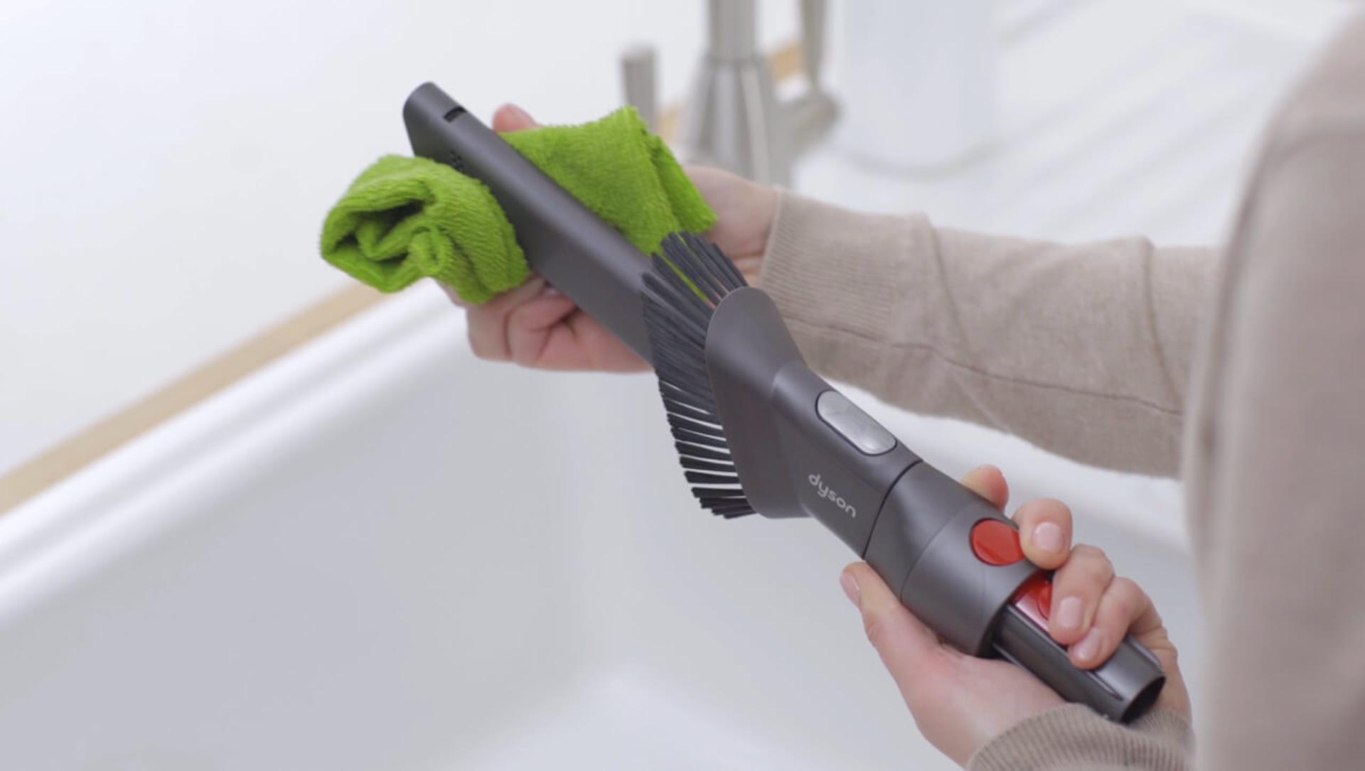 展示如何清潔配件的影片