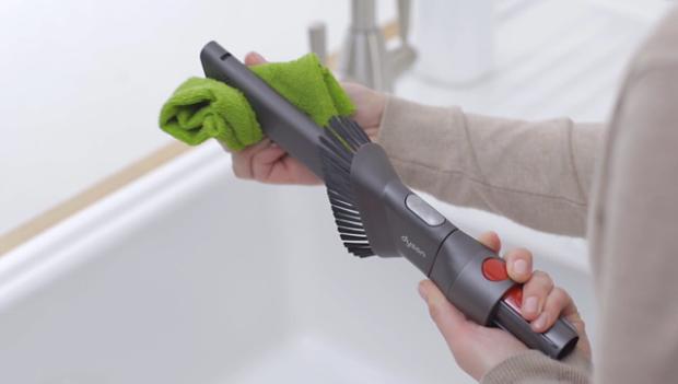 Video care arată cum să vă curățați accesoriile