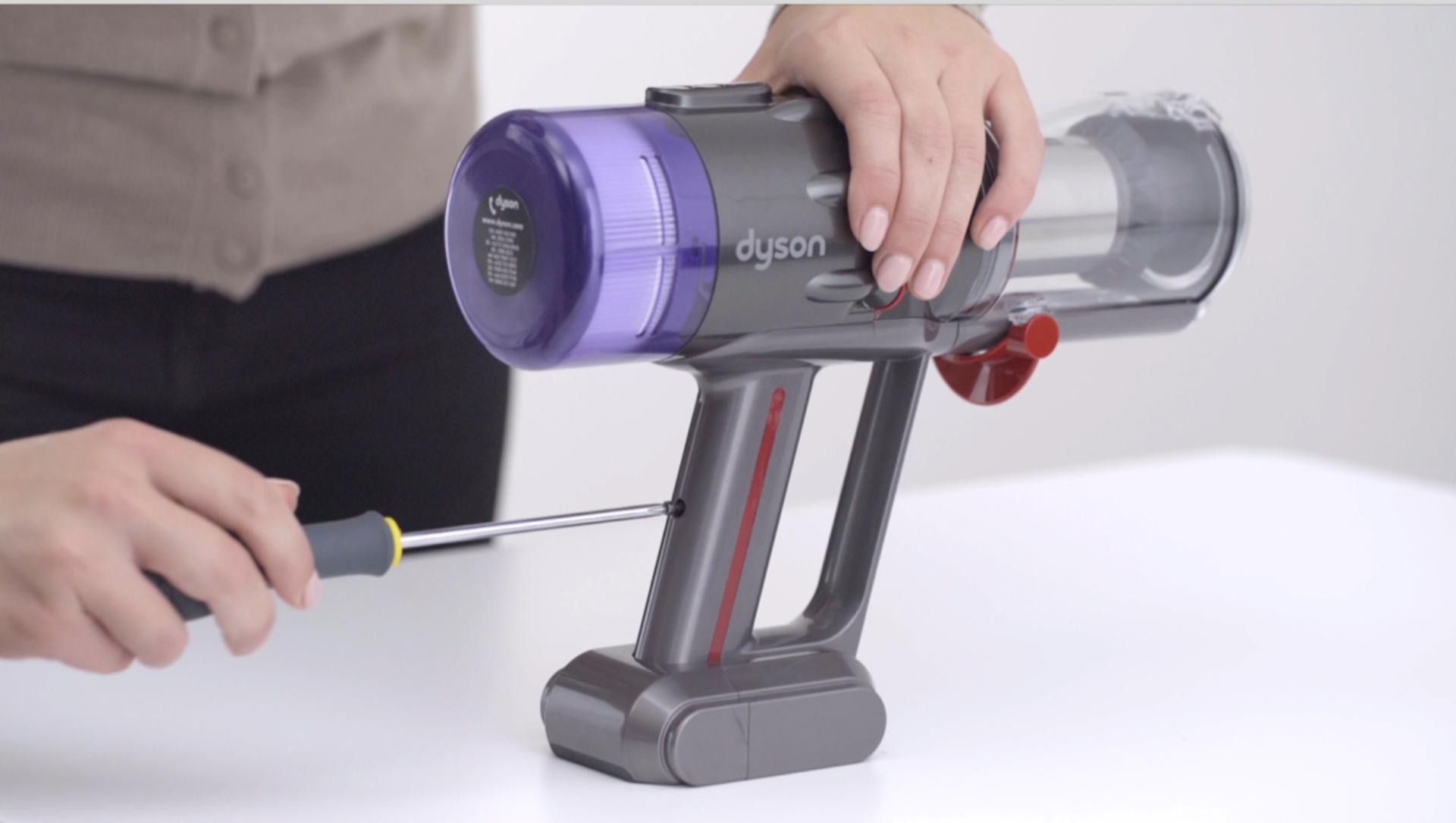 顯示如何更換電池的影片