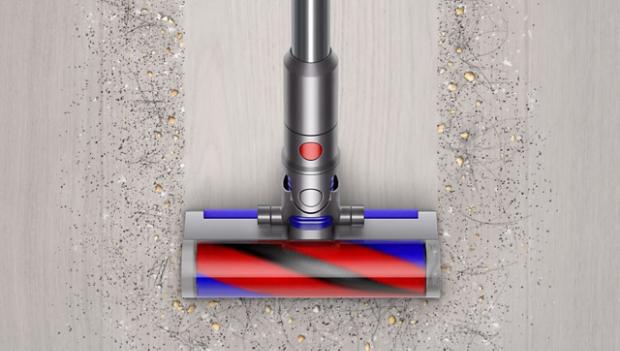 Aspiratorul Dyson Micro 1,5kg™ curățând o cale prin murdărie