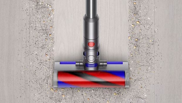 Aspiratorul Dyson Micro 1,5kg™ curățând o cale prin murdărie