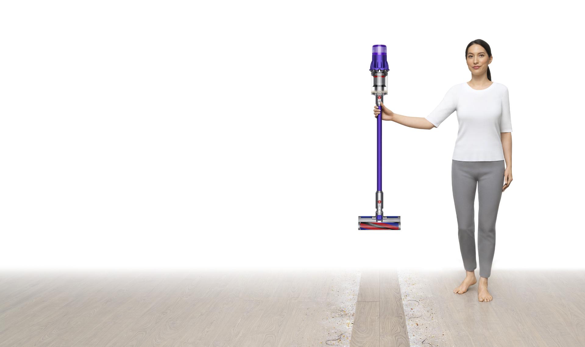 女性手持Dyson Digital Slim™ 輕量無線吸塵機的圖像。