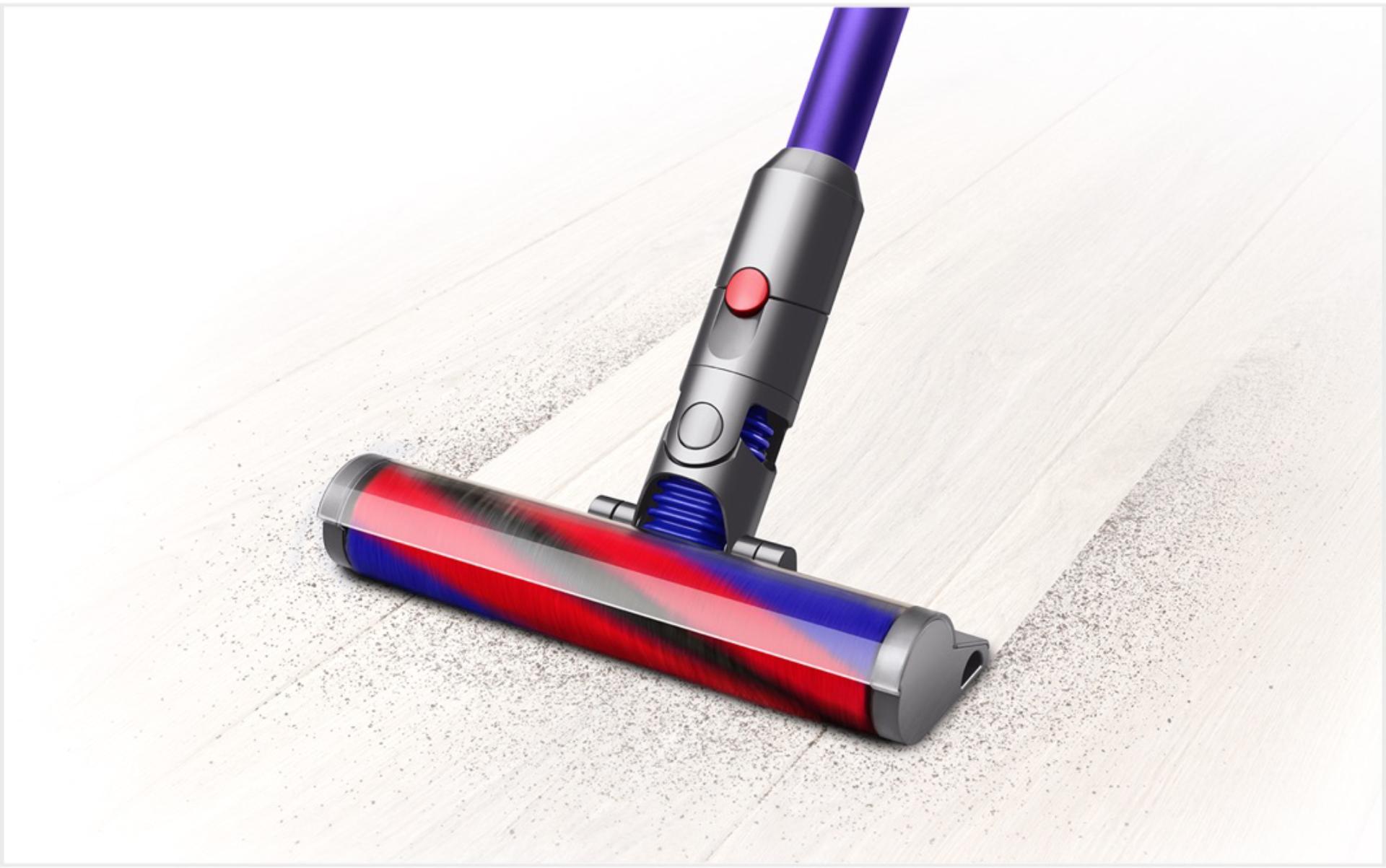 صورة لمكنسة Dyson Digital Slim™ بينما تقوم بتنظيف إحدى الأرضيات.