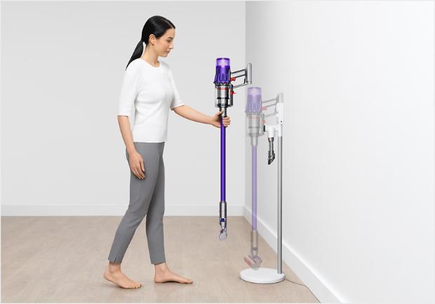 مكنسة Dyson Digital Slim™ بينما يتم وضعها في وحدة الإرساء الأرضية Grab and Go.