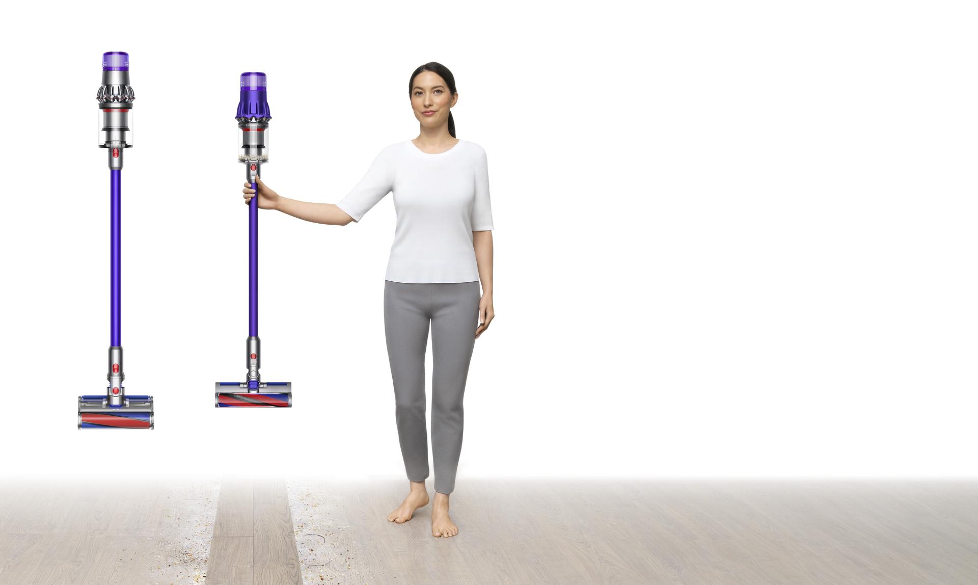 صورة لسيدة تحمل مكنسة Dyson Digital Slim™ إلى جانب مكنسة V11™.