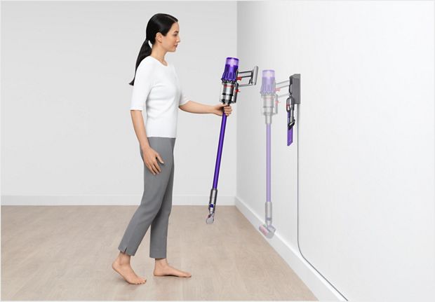 مكنسة Dyson Digital Slim™‎ بينما يتم وضعها في وحدة الإرساء على الحائط.