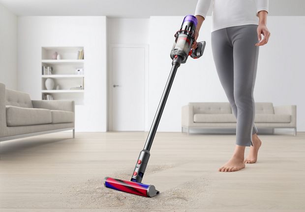 เครื่องดูดฝุ่น Dyson Digital Slim™ ทำความสะอาดพื้นแข็งหน้าประตูห้องนอน