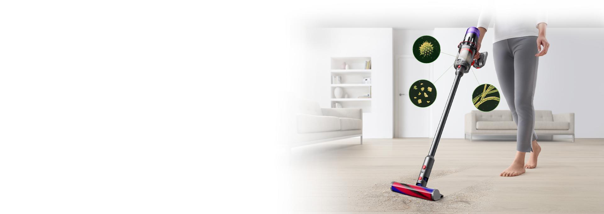 Image of a woman cleaning a hard floor and a tatami mat. Microscopic shots of allergens and fine dust hidden in crevices.