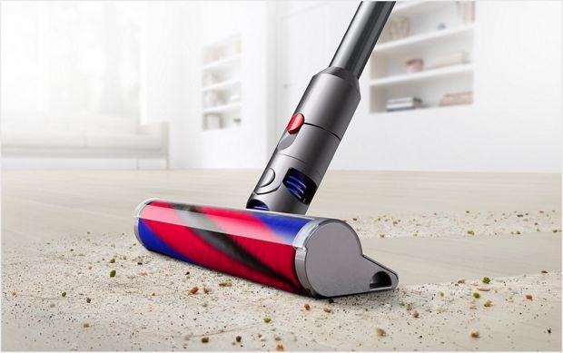 ภาพของ Dyson Digital Slim™ ขณะทำความสะอาดพื้น