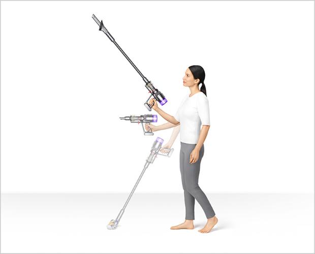 다이슨 마이크로 무선 청소기를 사용해 높은 곳과 낮은 곳을 청소하는 여성