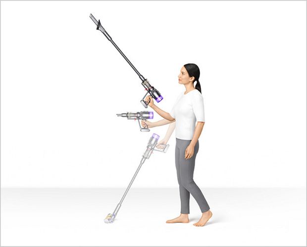 Người phụ nữ đang sử dụng máy hút bụi Dyson Micro trên cao và dưới thấp