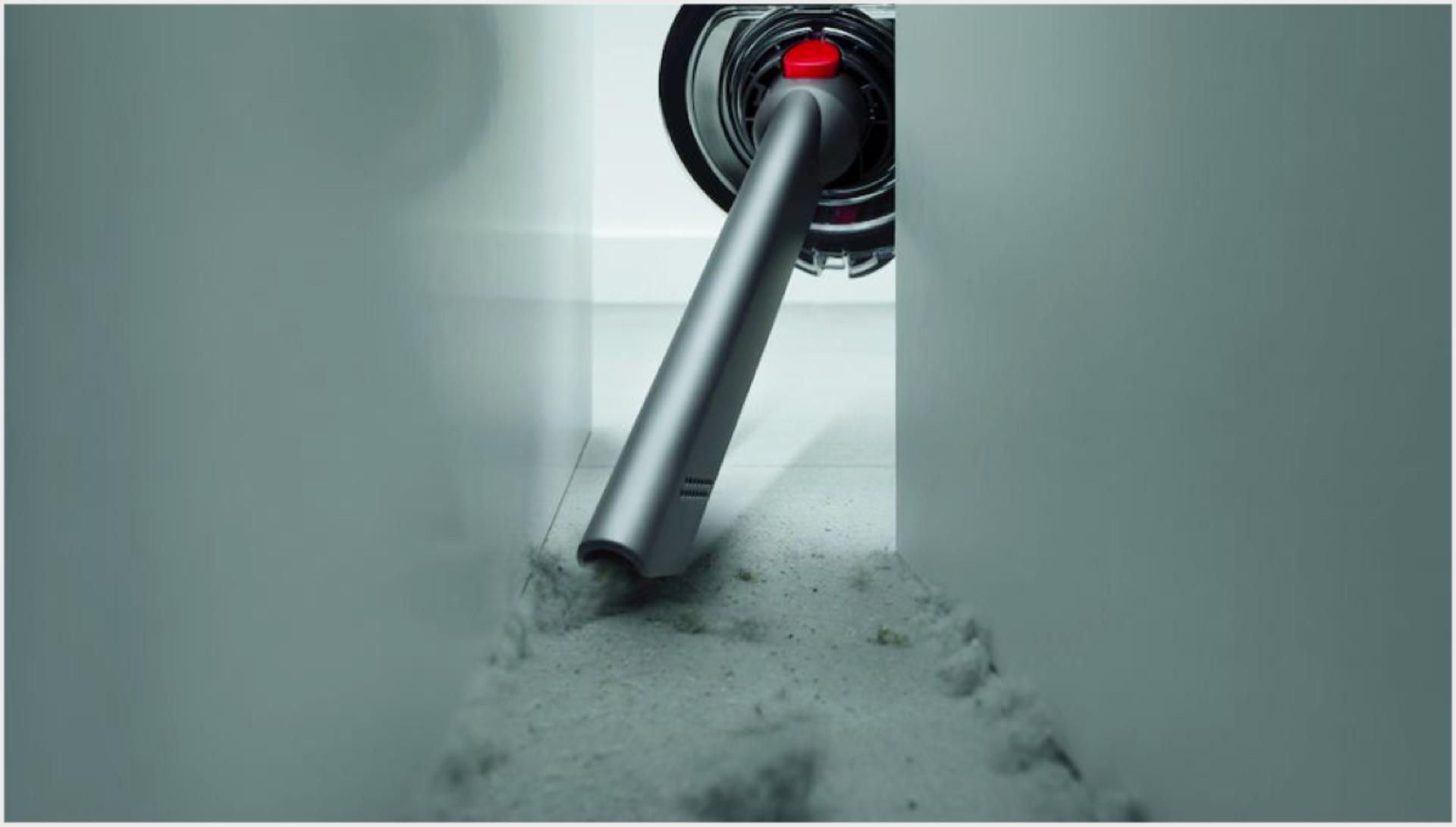 크레비스 툴로 먼지를 제거하는 모습