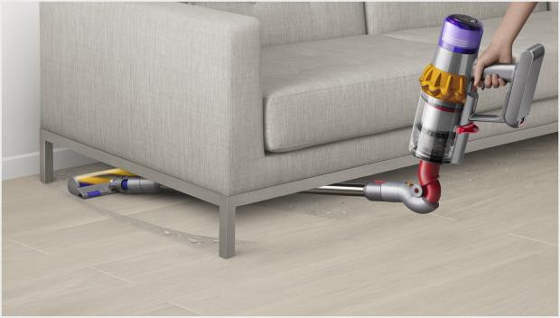 Końcówka Reach Under sprząta zakamarki pod meblami