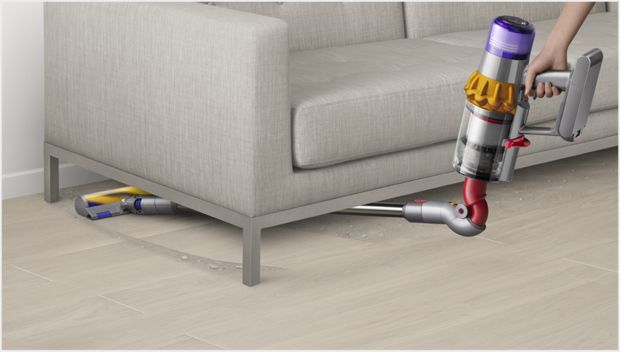 Końcówka Reach Under sprząta zakamarki pod meblami