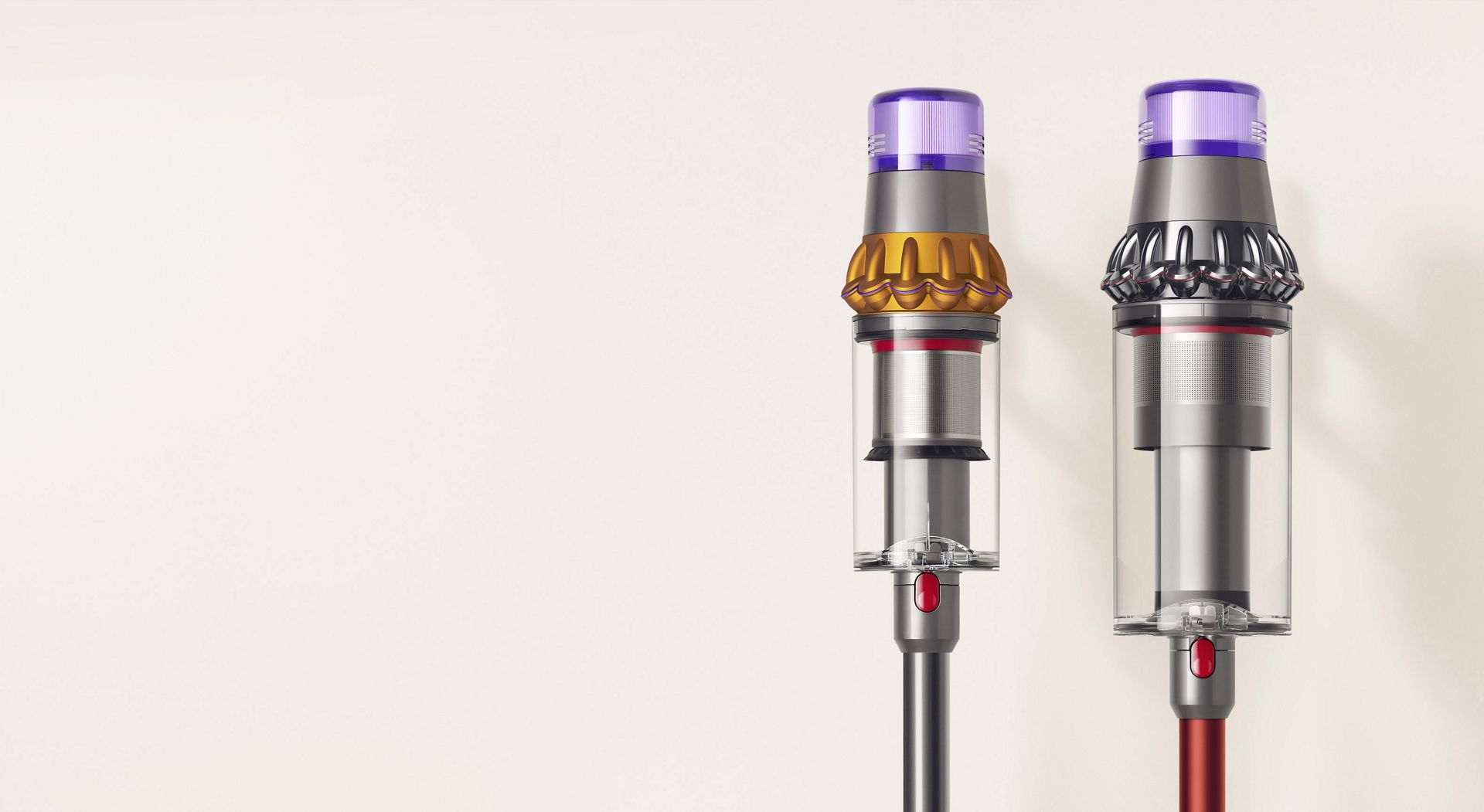 Der Dyson Outsize Staubsauger mit einem 150 % größeren Staubbehälter neben dem Staubbehälter eines Dyson V11 Absolute Staubsaugers.