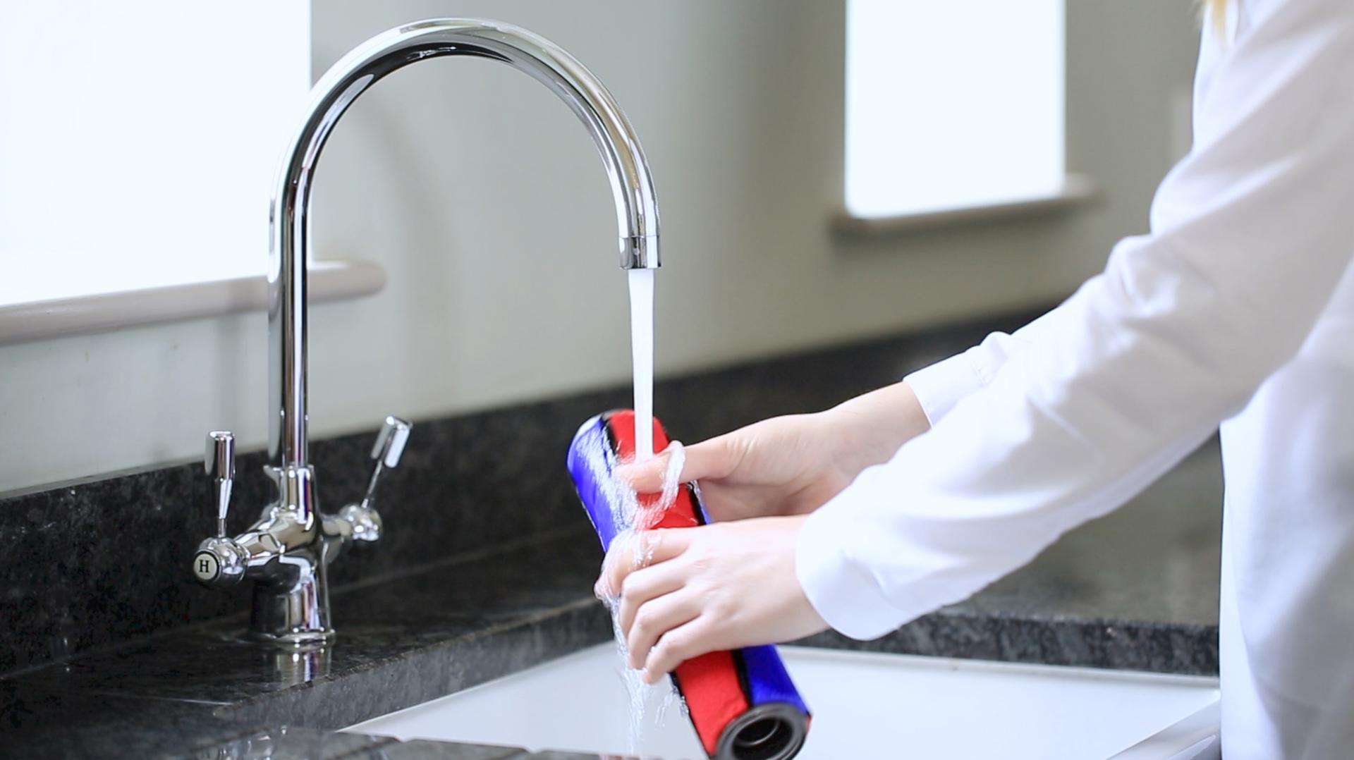 Zobacz wideo. Czyszczenie elektroszczotki Soft Roller.