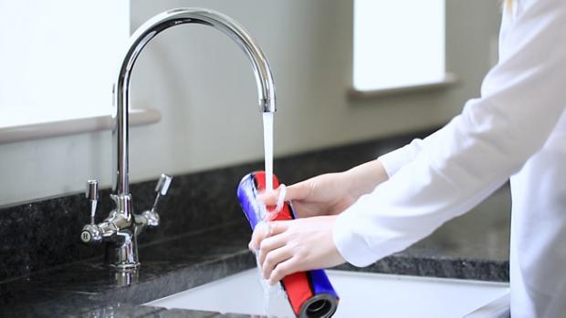 Wałek elektroszczotki Soft Roller jest czyszczony po użyciu.