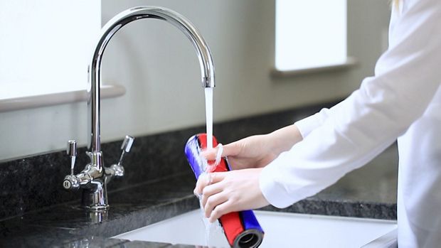 Wałek elektroszczotki Soft Roller jest czyszczony po użyciu.