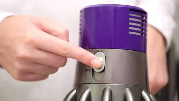 Ręka zmieniająca tryby pracy na odkurzaczu