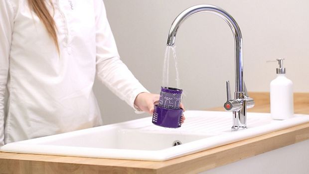 Filtr od odkurzacza myty pod bieżącą wodą.