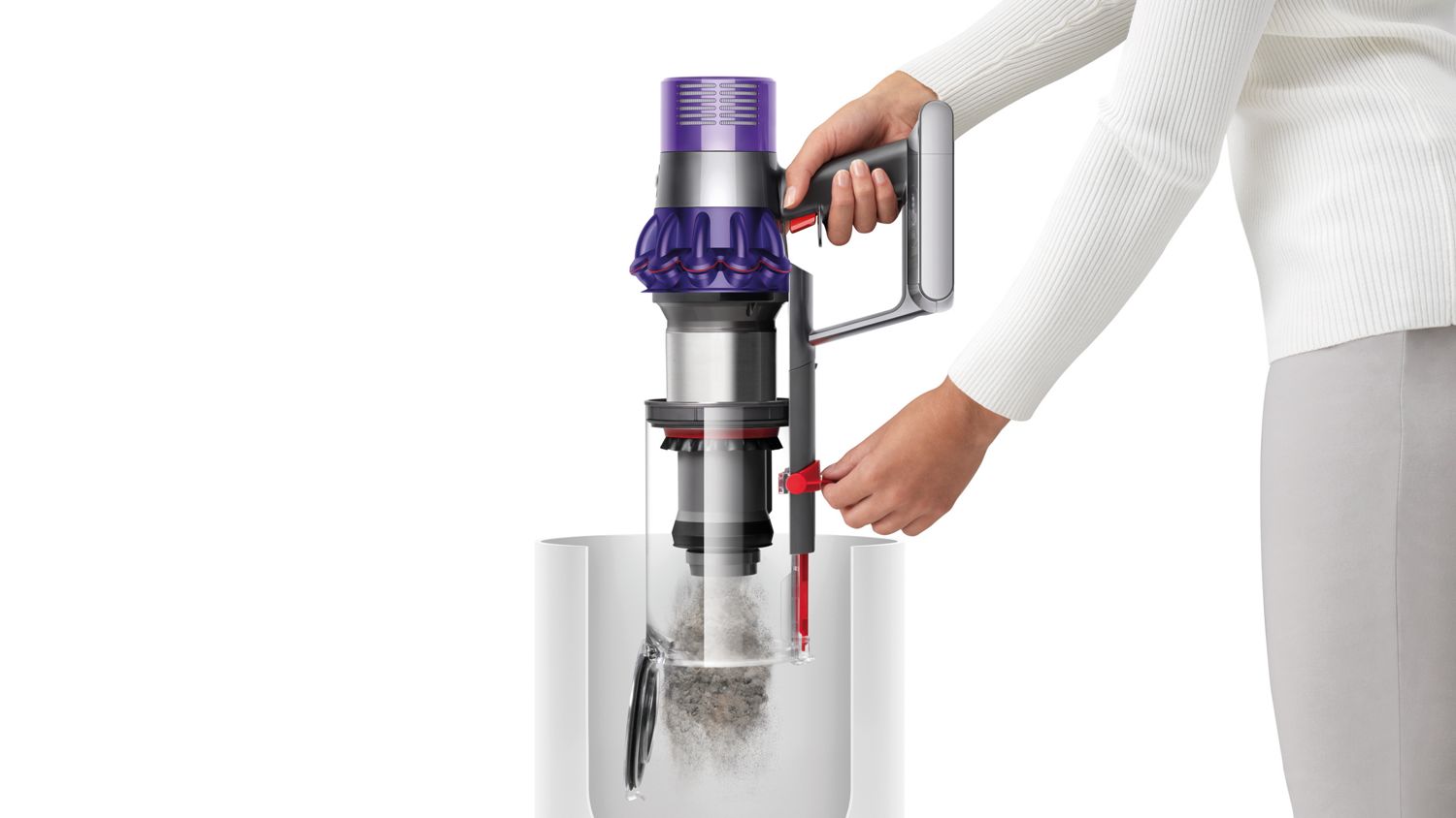 Aspirateur sans fil Dyson V10 Animal vidé dans la poubelle à l'aide du système hygiénique point and shoot.