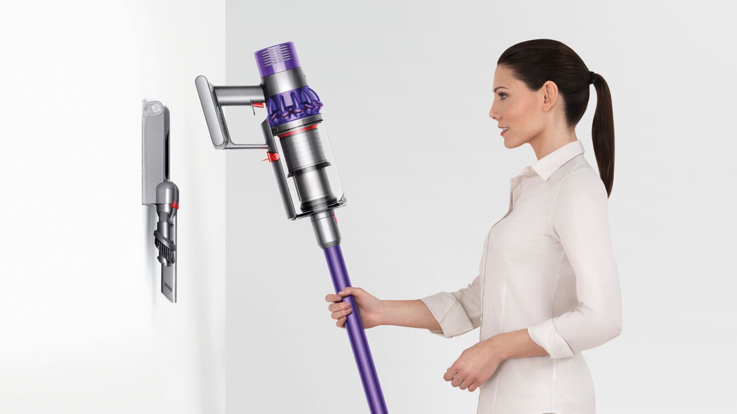 Aspirateur sans fil Dyson V10 Animal placé dans la station de charge.