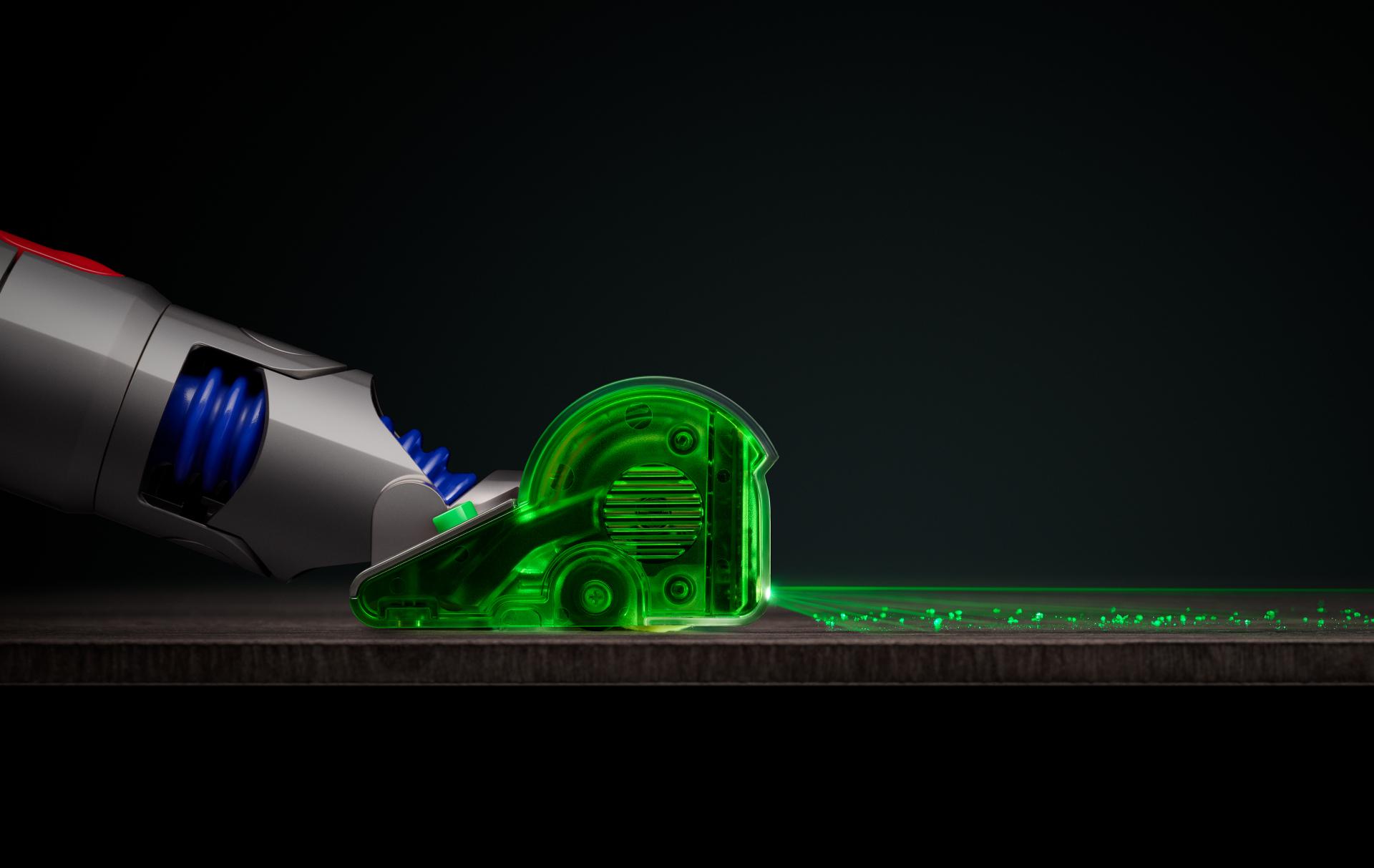 תמונת תקריב של אלומת לייזר ירוקה המבליטה את חלקיקי האבק שאינם נראים לעין