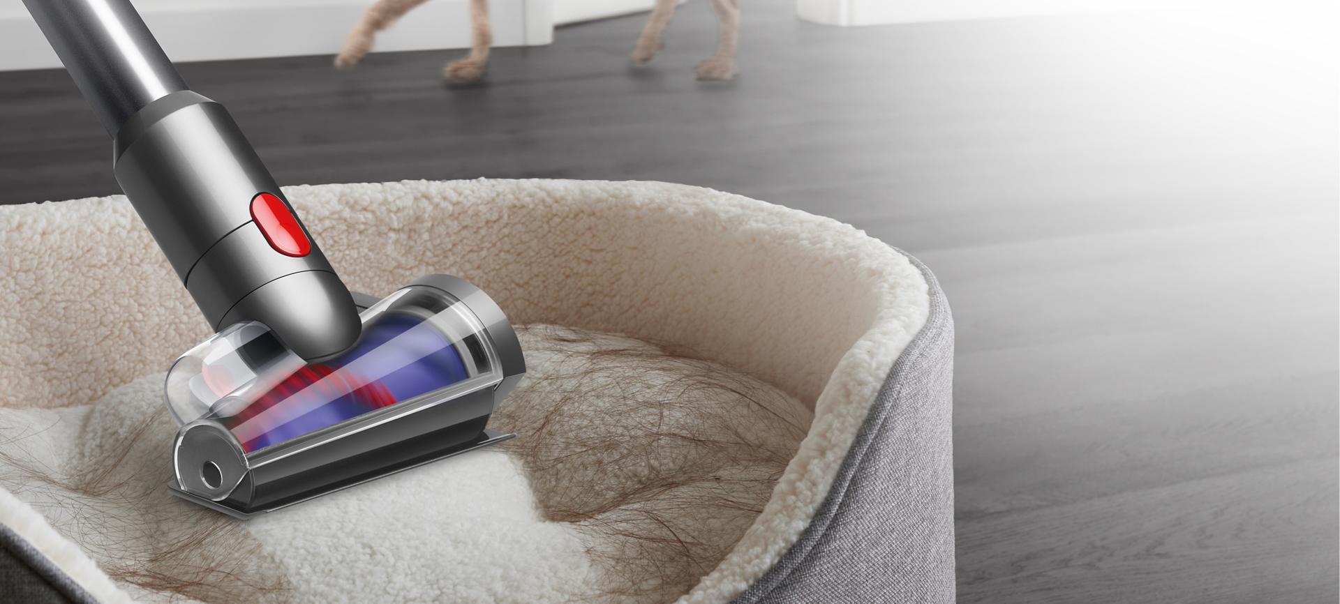 أداة لف الشعر بينما تلتقط الشعر الطويل