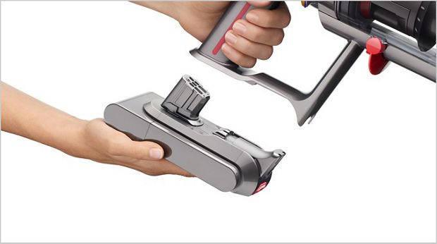 Sieviete pievieno ievietojamo akumulatoru