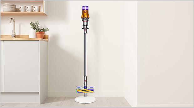 스탠드형 거치대에 다이슨 청소기를 거치하는 모습