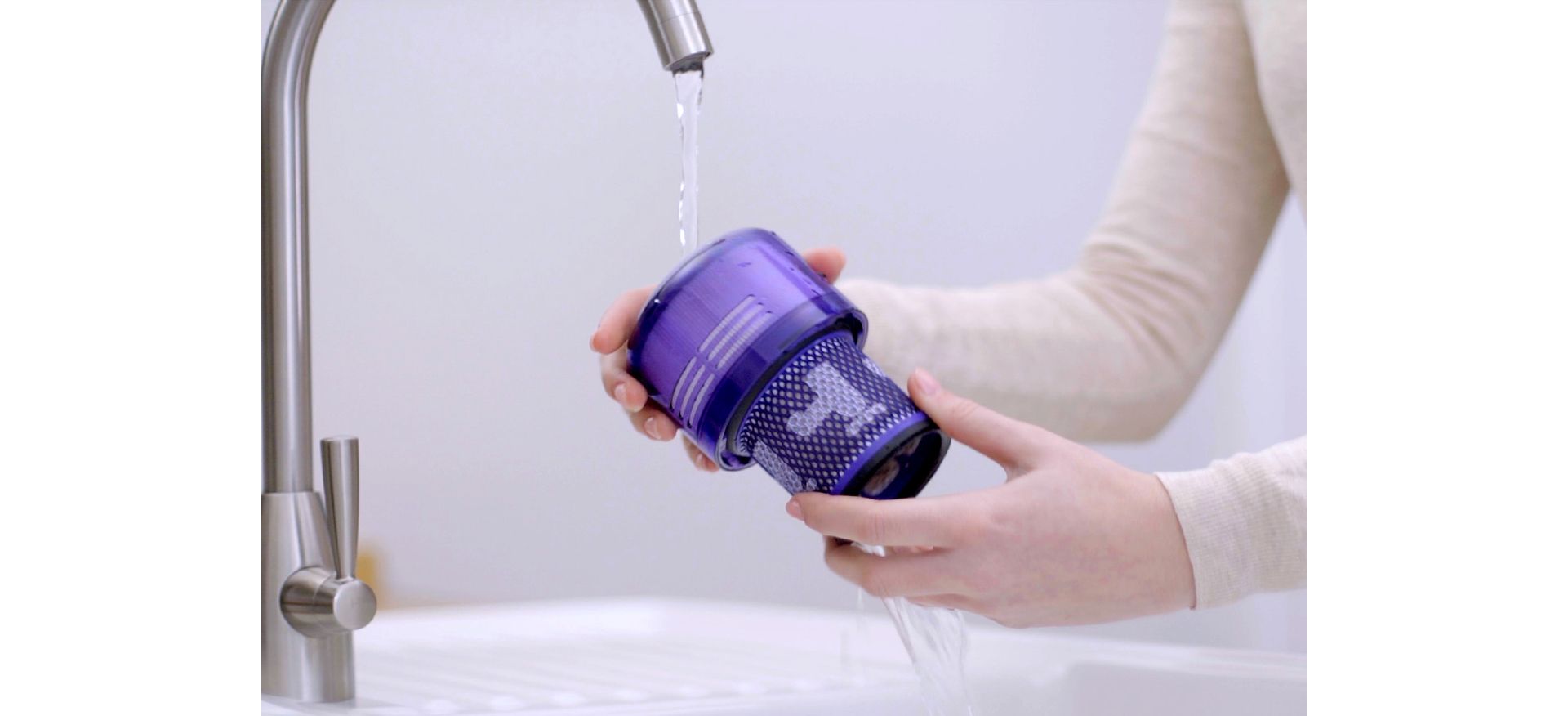 https://dyson-h.assetsadobe2.com/is/image/content/dam/dyson/leap-petite-global/products/floorcare/sticks/v12-detected-slim/owners/how-to-clean-your-filter/how-to-clean-your-filter-03.jpg?$responsive$&cropPathE=desktop&fit=stretch,1&wid=1920