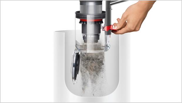 Person ejecting dust from the bin